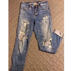 Hi-Rise American Eagle Ripped Jegging / Jeans